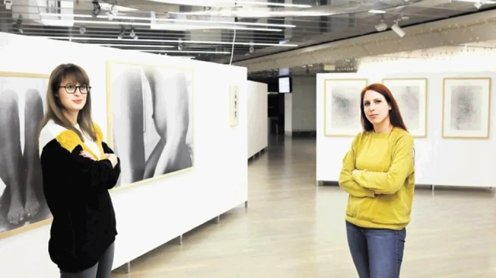 Kustosinji Kristina Ferk (levo) in Nata&scaron;a Ilec Kralj med postavljanjem mednarodne fotografske razstave Koža/Skin v prvem preddverju Cankarjevega doma.