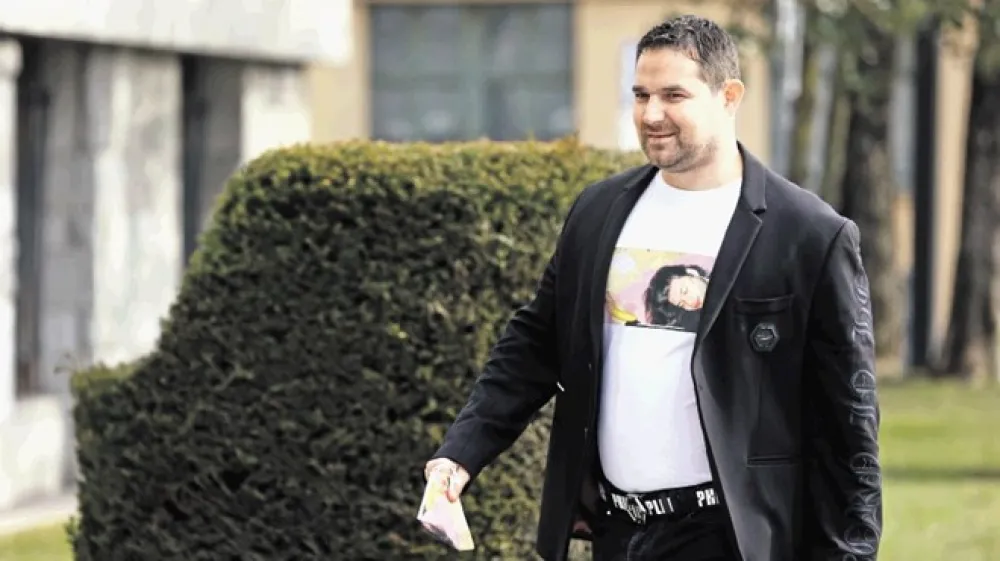 Rok Snežič, ki je pri&scaron;el v državni zbor s poslikano majico in masko, na katerih je bil upodobljen poslanec Levice Miha Kordi&scaron;, se je odločil, da ne bo odgovoril na nobeno vpra&scaron;anje poslancev.