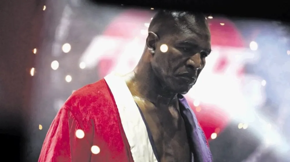 Evander Holyfield (na fotografiji) se je septembra lani pri skoraj 59 letih vrnil v ring in izgubil proti zvezdniku me&scaron;anih borilnih ve&scaron;čin, 44-letnemu Brazilcu Vitorju Belfortu.