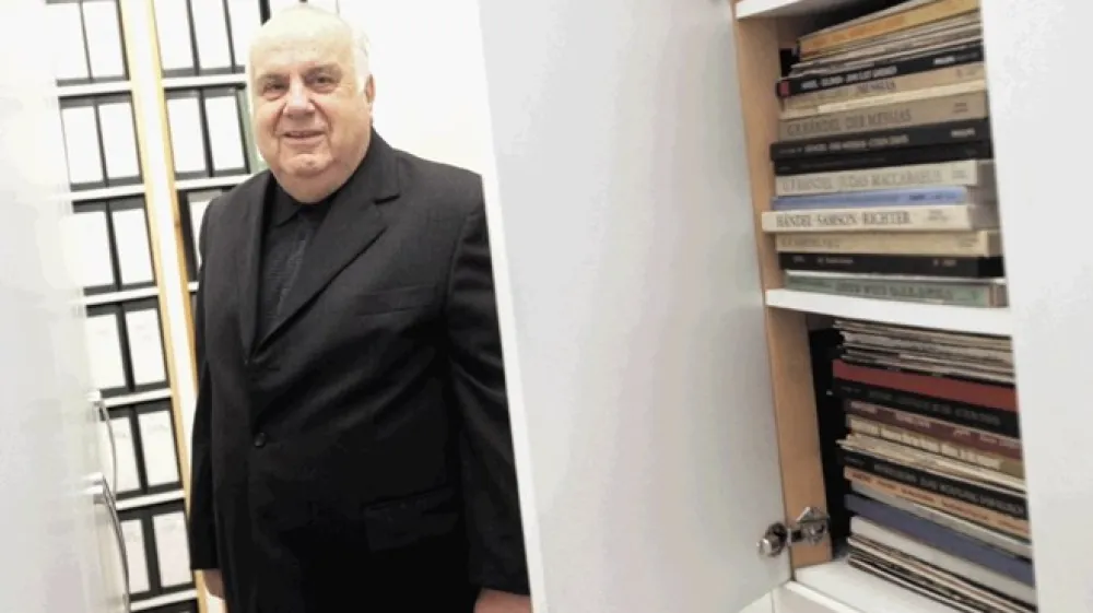 Dr. Mirko Cuderman, dirigent, muzikolog in duhovnik, je pred leti JSKD doniral ogromen arhiv muzikalij, ki so dobile svoj prostor v ur&scaron;ulinskem samostanu v Ljubljani (na fotografiji).