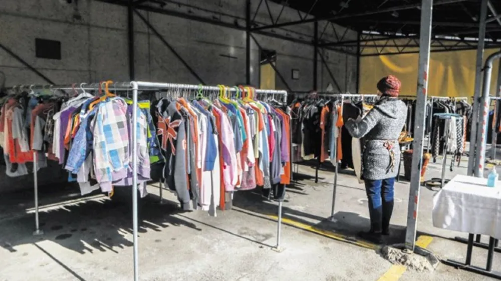 Stojala za obe&scaron;alnike so že pred časom prestavili v zunanji del pod nadstre&scaron;ek, kjer so razstavljena različna oblačila za vse generacije.