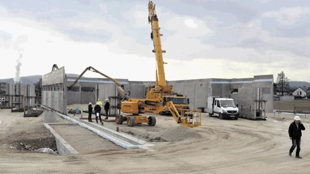 Zahodno od Hoferjeve trgovine, ki jo že gradijo, in južno od tamkaj&scaron;njega Petrolovega bencinskega servisa je v prostorskem načrtu predvideno parkiri&scaron;če P+R.