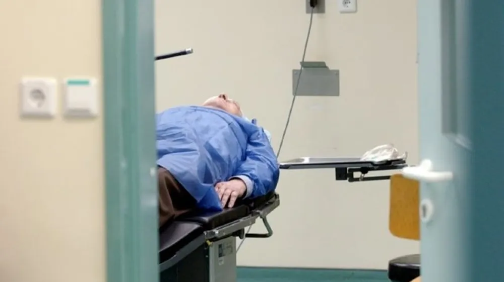 Bolniki so v stiski tudi zaradi dolgotrajnih bolni&scaron;kih odsotnosti, v katere so prisiljeni zaradi čakanja na diagnostiko in zdravljenje.