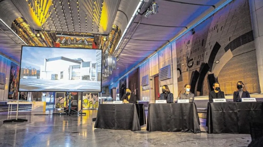 Predstavitev spomladanske sezone 2021/2022 v Cankarjevem domu: (od leve proti desni) Uršula Cetinski, Ingrid Gortan, Andrej Jaklič, Bogdan Benigar in Katarina Hergouth