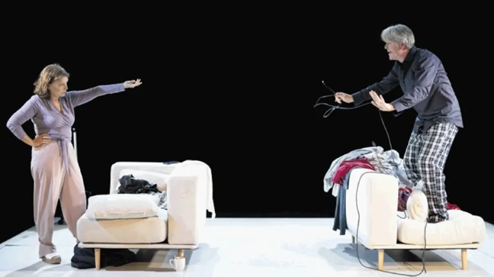 Igralca Jagoda Tovirac in Branko Zavr&scaron;an v predstavi 14 dni avtorja Gorana Vojnoviča.