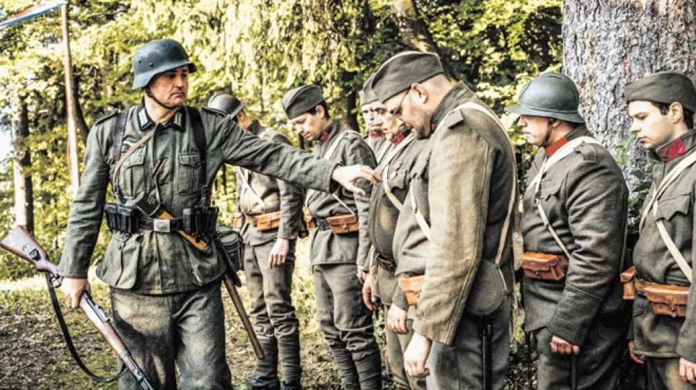 Prizor iz filma, ki prikazuje predajo vojakov Kraljevine Jugoslavije.