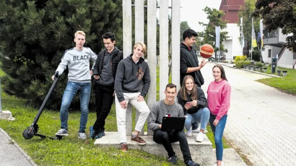 Strokovna gimnazija dijakom poleg gimnazijskega programa ponuja tudi možnost učenja na strokovnih področjih računalni&scaron;tva, strojni&scaron;tva in elektrotehnike.