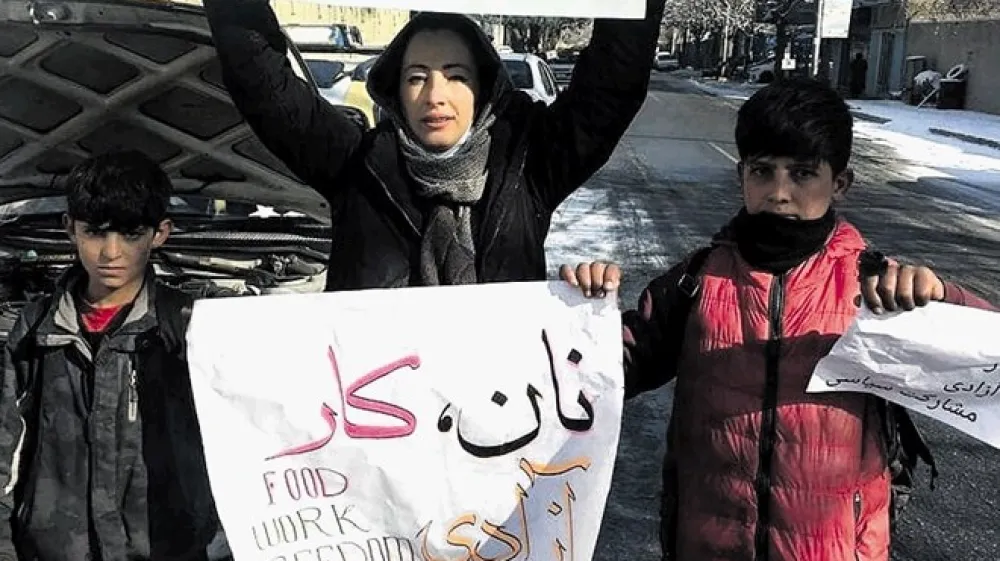 &raquo;Ženske v Afganistanu izginjajo kot luč v temi,&laquo;  pravi Hoda Khamosh in zahod poziva, naj najde drugačno pot za pomoč civilnemu prebivalstvu, kot so zgolj uradni pogovori s talibani.