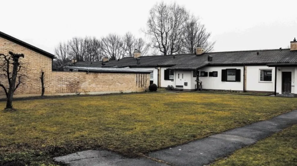 Propadli gradbinec Gradbeno podjetje Grosuplje je v začetku leta zbiral ponudbe za nakup  parcele med hi&scaron;ami v Murglah. Parcela ima po prostorskem načrtu parkovno namembnost, ki je občina ne namerava spreminjati, saj so manj&scaron;i parki  sestavni in nedeljivi del celotne prostorske kompozicije naselja, pravijo na občini.