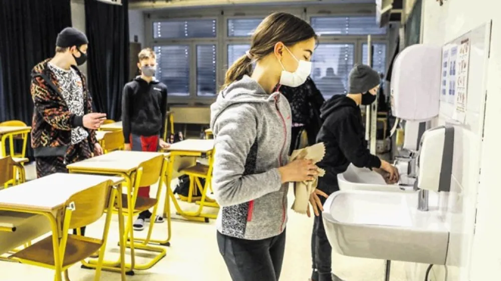 No&scaron;enje mask v &scaron;oli najverjetneje kmalu ne bo več obvezno.  Strokovnjaki pa jih vseeno priporočajo: zlasti v zaprtih prostorih in v bližini ranljivih oseb. Fotografija je simbolična.