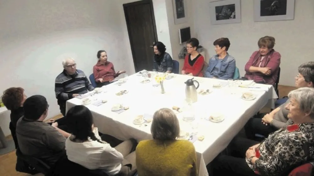 Iztok Osojnik, Tatjana Jamnik  in Ksenija Medved (desno) med pogovorom s člani  bralnega kluba Krajnska čbelica v Knjižnici Ivančna Gorica.