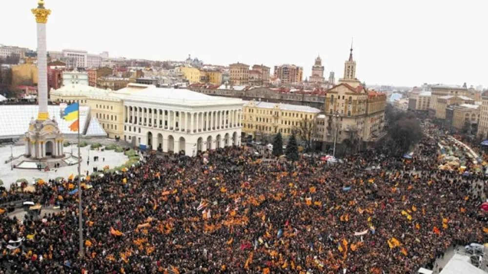 Na istem kijevskem trgu, ki ga v živo te dni prikazujejo vse novičarske televizije, je leta 2004 potekala tako imenovana oranžna revolucija proti sporni volilni zmagi proruskega predsedni&scaron;kega kandidata Viktorja Janukoviča.