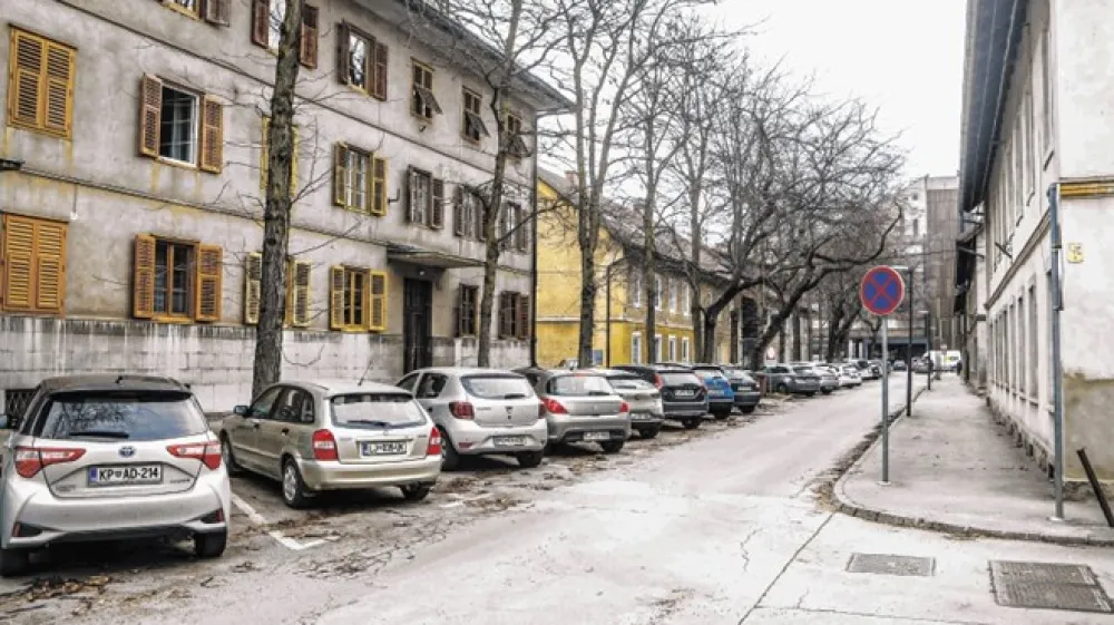 Zametki bežigrajskega predmestja segajo v drugo polovico 19. stoletja, ko je po letu 1880 tam nastala delavska kolonija in z njo Hranilni&scaron;ka ulica.