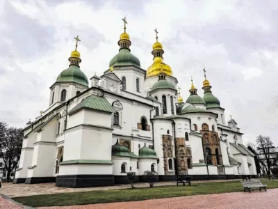 Med kulturnimi spomeniki, ki jim grozi nevarnost zaradi obstreljevanja, je tudi znamenita kijevska katedrala  svete Sofije iz 16. stoletja.