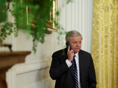 »Edini način, da se to konča, je, da nekdo v Rusiji odstrani tega možakarja. Svoji državi in svetu boš naredil veliko uslugo,« je med drugim tvitnil Lindsey Graham.