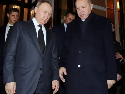 Ruski predsednik Vladimir Putin s turškim predsednikom Recepom Tayyipom Erdoganom v Moskvi pred letom dni.