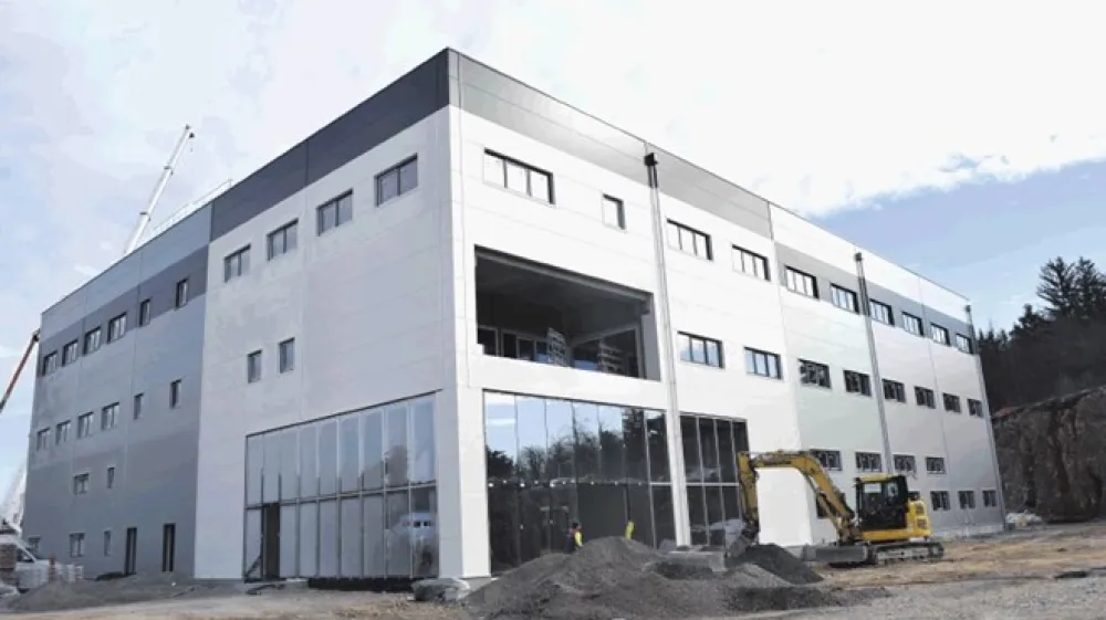 Julija bo dokončanih 8000 kvadratnih metrov poslovnih in proizvodnih povr&scaron;in v treh etažah, izdelanih po sodobnih standardih dejavnosti in z vrhunsko tehnologijo.