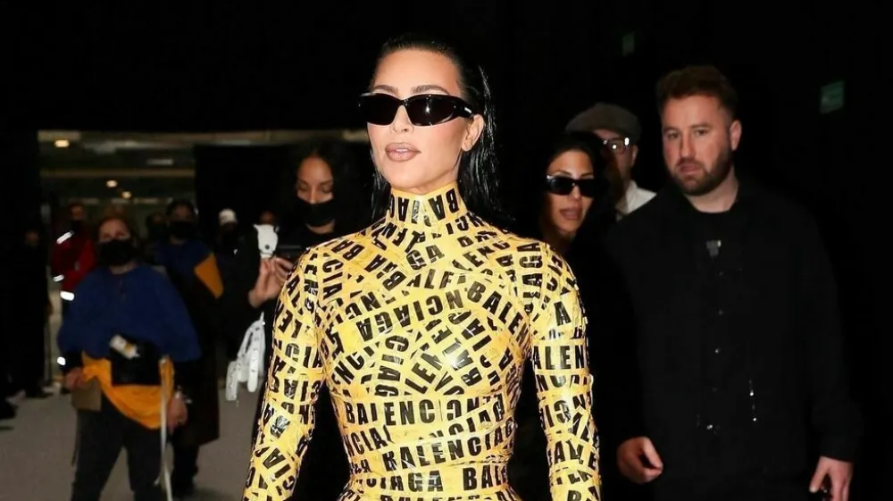 Ko se je zvezdnica Kim Kardashian, ki je nedavno tudi uradno opustila priimek biv&scaron;ega soproga, pojavila na pari&scaron;kem tednu mode, je zaradi svoje kričeče oprave zbudila veliko pozornosti. Ta je bila namreč v celoti sestavljena iz rumenega opozorilnega traku, ki se običajno uporablja za označevanje nevarnosti. A bolj kot njena kreacija je modno &raquo;patruljo&laquo; presenetila njena nenavadna hoja, ki je bila posledica oprijetih oblačil.