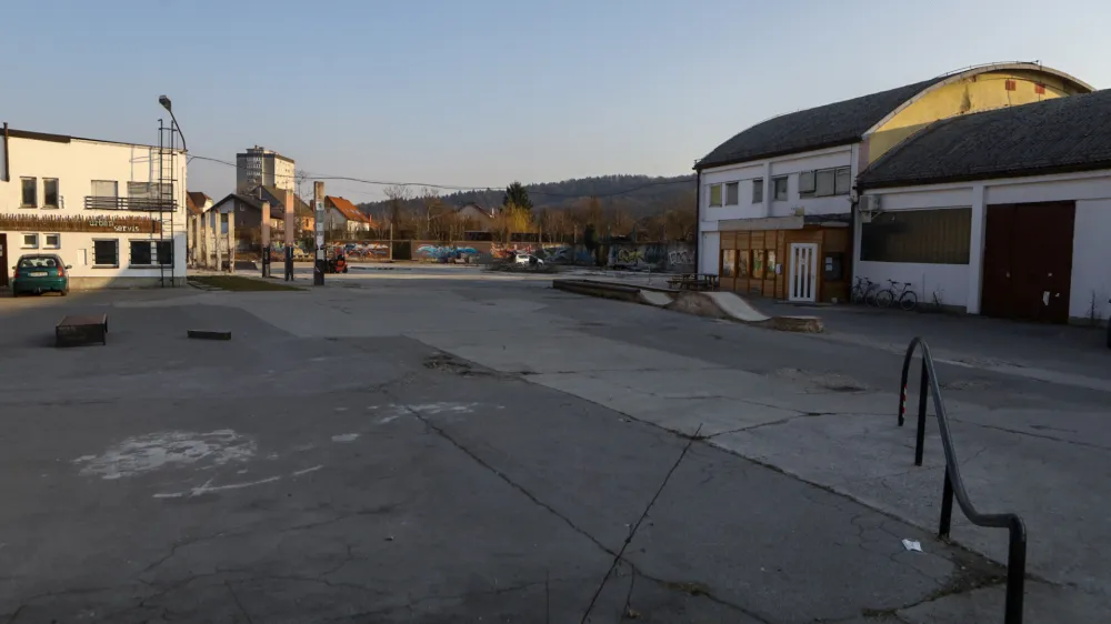 - 10.03.2022 - nekdanji Papir servis, podjetje za predelavo odpadkov v Ljubljani &ndash; Moste, Pod ježami 5<br><br><br>//FOTO: Luka Cjuha<br>