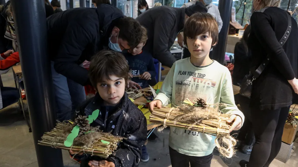 Izdelani barčici sta Peter in Nikolaj spustila po Gradaščici. Foto: Luka Cjuha