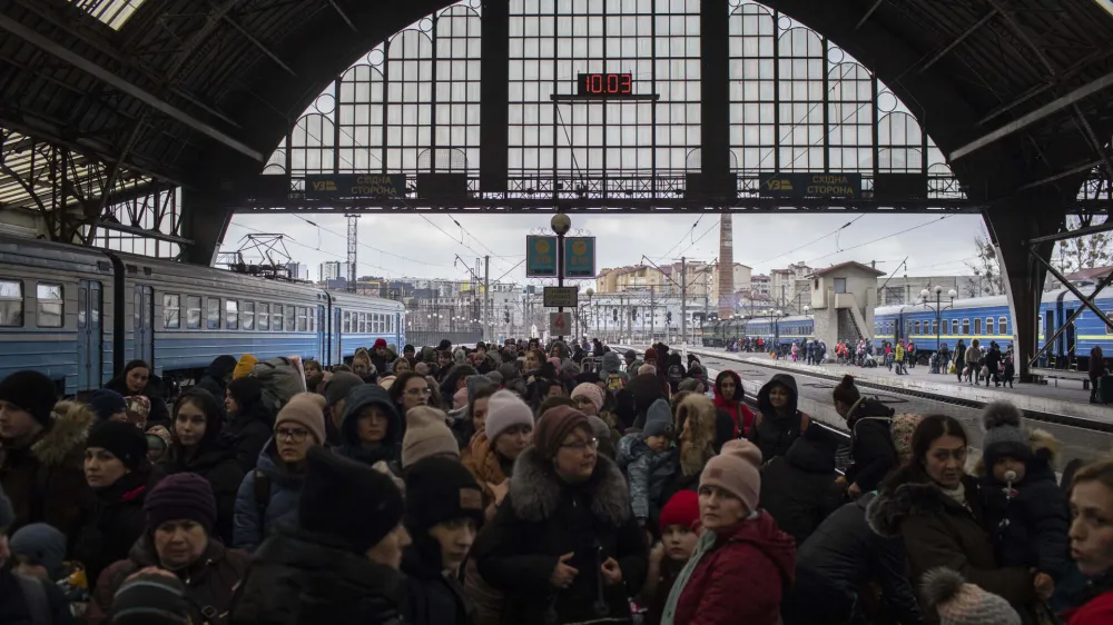 - UKRAJINA - Lviv - begunci, policija, vojska - železniška postaja - 07.03.2022 - Vojna v Ukrajini - vojaška agresija Rusije na Ukrajino – //FOTO: Jaka Gasar