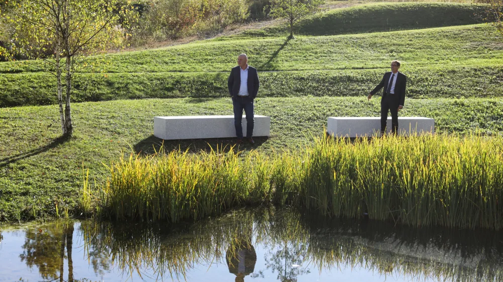 klopi s spominskimi ploščami dosedanjih zlatih gazel - <br><br><br><br><br><br><br><br>- 13.10.2021 – Tehnološki park Ljubljana – Park Gazel - odkritje digitalnega obeležja ob 20-letnici Gazele - družba Dnevnik je postavila digitalno obeležje pred Tehnološkim parkom Ljubljana kot poklon 19 zlatim gazelam – hitrorastoča podjetja, ki so prestižno lovoriko prejela v letih 2001–2019.<br>