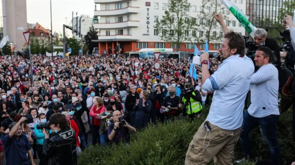 Petkovi protestniki so danes od vlade in državnega odvetništva zahtevali, da odstopita od tožb, ki jih sprožata zoper protestnika Jašo Jenulla. Na fotografiji Jaša Jenull na lanskih protestih.