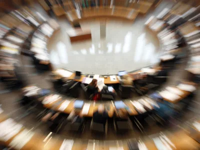 - ilustrativna fotografija - poslanska dvorana - 28. Izredna seja DZ - Dravni zbor 2013 - na maratonski seji dravnega zbora obravnavali konstruktivno nezaupnico Janeve vlade - izvolitev Janka Vebra (SD) za predsednika DZ in izvolitev nove predsednice vlade Alenke Bratuek (PS)//FOTO: Toma Skale