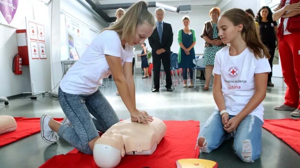 - prva pomoć za najmlaje - učna delavnica - 08.09.2016 - Humanitarni center RKS - Rdeči kri Slovenije - Traka 132 v Ljubljani - srečanje za medije pred svetovnim dnevom prve pomoči - prva pomoč //FOTO: Toma Skale