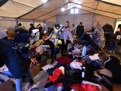 Na Poljsko je zbežalo že dva milijona beguncev. Sprejeli so jih tudi v Krakovu (na fotografiji), kjer so jih prav tako oskrbeli z doniranimi oblačili.