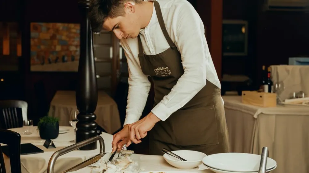 Ribji krožnik, postrežen v kobari&scaron;kem Toplem valu. 