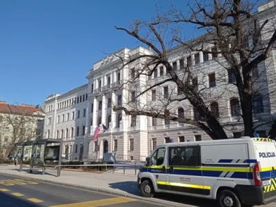 Že drugič v enem tednu so okoli ljubljanskega okrožnega sodišča namestili policijski trak.