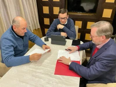 Ukrajina, Kijev.<br>Predsednik vlade Janez Jansa v pogovorih s predsednikoma vlad Poljske in Ceske na poti v Kijev.<br>Predsednik vlade Janez Jansa, poljski predsednik vlade Mateusz Morawiecki in ceski predsednik vlade Petr Fiala.<br>Foto: Vlada RS