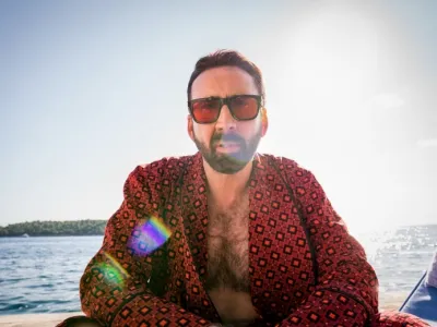 Nicolas Cage, ki ima za sabo dobro filmsko leto, te dni promovira svoj najnovej&scaron;i film The Unbearable Weight of Massive Talent, ki v kinematografe prihaja konec aprila. V njem igra zvezdnika, ki igra v vedno slab&scaron;ih filmih, ime pa mu je Nick Cage. Igra torej samega sebe. Film je bil posnet v Dubrovniku, kritiki pa so navdu&scaron;eni. Za Nicolasa Cagea, ki je po seriji filmskih debaklov lani igral tudi v kriti&scaron;ko uspe&scaron;nem filmu Svinja, pravijo, da je to ena od njegovih najbolj&scaron;ih vlog.<br><br>Cage v filmu igra igralca, ki mu propada kariera, da bi se re&scaron;il iz finančne zagate, pa sprejme ponudbo, da za milijon dolarjev pride na rojstni dan bogatega oboževalca. Ker se njegov oddih začne kriminalno zapletati, mora, da bi se re&scaron;il, v "resničnosti" odigrati najlegendarnej&scaron;e junake iz svojih filmov.<br><br>Akcijska komedija je bila posneta leta 2020, in sicer večinoma v Dalmaciji, na primer v vili &Scaron;eherezada, Konavliju in Cavtatu. Nekatere od lokacij je mogoče videti tudi v napovedniku za film, ki si ga Cage sam menda ne bo ogledal. "Nikoli si ne bom pogledal tega filma. Pravijo, da je dober. Pogledal ga je moj menedžer Mike Nilon, ki je tudi producent. Bil je zelo vesel. Pravijo mi, da je v&scaron;eč tudi publiki. Ampak enostavno se mi zdi preveč noro, da bi &scaron;el v kino in gledal samega sebe, kako igram zelo nevrotično različico sebe, polno tesnobe. Režiser Tom Gormican me je nenehno silil v to smer. Rekel sem mu, da to pravzaprav nisem jaz," je pojasnil svojo določitev.