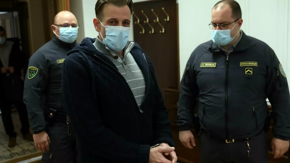 e večkrat obsojenega Janija Potokarja so na sodišče pripeljali iz pripora, ki so mu ga odredili v drugi zadevi. &nbsp;&nbsp;