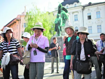 - japonski turisti v Ljubljani - japonci - turizem...//FOTOJaka Adamič.OPOMBA ZA OBJAVO V Dnevnikov Objektiv.