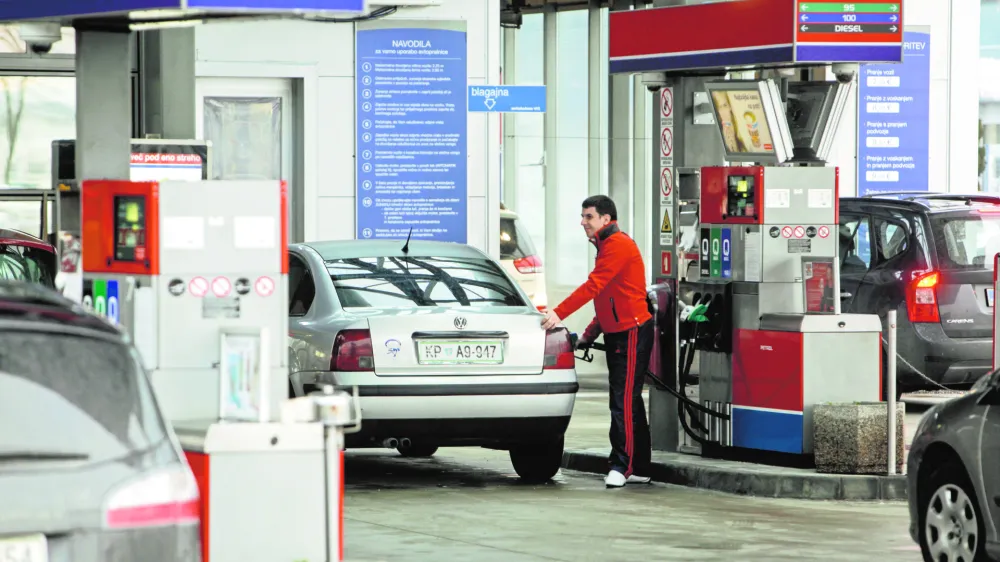 - Ilustrativna fotografija - Petrol, bencinska črpalka, podraitev naftnih derivatov......//FOTOJaka Gasar