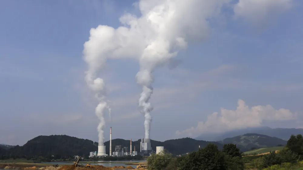 Če bi v TE&Scaron; nekoliko &scaron;pekulirali in elektriko prodalii na borzi, bi lahko poželi velikanski dobiček, celo odplačali znaten del svojega posojila, ki je ob koncu leta 2020 zna&scaron;al 400 milijonov evrov; če bi denimo TE&Scaron; danes prodal vso elektriko, ki jo bo proizvedel prihodnje leto, bi imel letos, takole čez palec, sto, morda dvesto milijonov evrov dobička, ocenjujejo poznavalci.