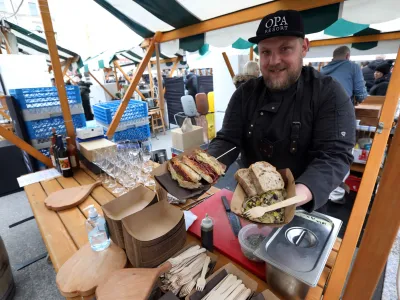 &raquo;Gostujemo z našim paradnim konjem, hladno predjedjo z govejim jezikom v marinadi po 50 let starem receptu moje babice,&laquo; je povedal Miha Centrih iz OPA Resort z Velikega Vrha pri Šmartnem ob Paki. Foto: Tomaž Skale