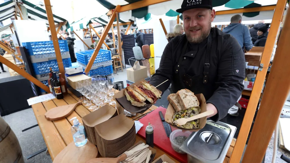 &raquo;Gostujemo z našim paradnim konjem, hladno predjedjo z govejim jezikom v marinadi po 50 let starem receptu moje babice,&laquo; je povedal Miha Centrih iz OPA Resort z Velikega Vrha pri Šmartnem ob Paki. Foto: Tomaž Skale