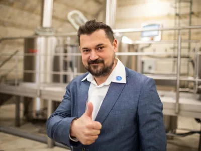 - 15.03.2022 - Damir Imširović, direktor podjetja Mithraeum, proizvodnja opreme za pivovarne pod katerega spada blagovna znamka Brewiks in pivovar pivovarne Vizir, kraft pivovarstvo //FOTO: Bojan Velikonja