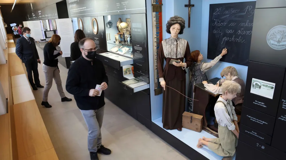 - 21.03.2022 – Slovenski šolski muzej, Plečnikov trg 1 v Ljubljani - nova stalna razstava o izobraževanju in vzgoji na Slovenskem skozi čas //FOTO: Tomaž Skale