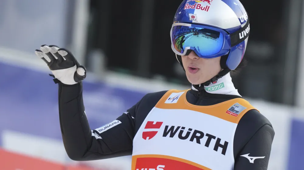 Rjojuja Kobaja&scaron;ija so v življenju zanimale &scaron;e druge stvari, zato sprva z glavo ni bil povsem v smučarskih skokih. Ker je oboževal hitrost, se je pogosto usedel v porscheja, da je spro&scaron;čal adrenalin.