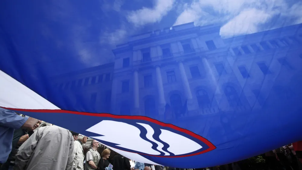 - ilustrativna fotografija - sodiče - slovenska zastava?- protestni shod pred sodičem - protest podpornikov in nasprotnikov Janeza Jane, - sodba 5.6.2013 - izrek sodbe - sojenje zaradi vpletenosti v afero PATRIA - sodiče je predsednika SDS Janeza Jano obsodilo na dve leti zapora in plačilo 37.000 evrov, brigadirja Toneta Krkoviča in direktorja Rotisa Ivana Črnkoviča pa je obsodilo na 22 mesecev zapora in plačilo 37.000 evrov zaradi kaznivih dejanj sprejemanja daril oziroma poskusa sprejemanja daril za nezakonito posredovanje v postopku izbora in nakupa 135 finskih oklepnikov Patria. /FOTO: Luka Cjuha