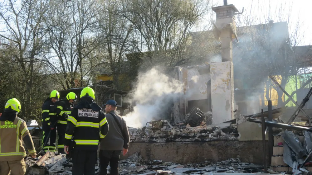 Zaradi nevarnosti eksplozije gasilci hi&scaron;e in avtomobila niso gasili. F Dragana Stanković