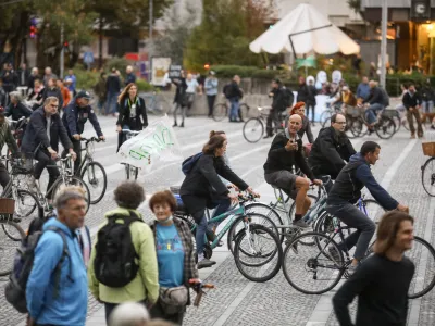 - 17.09.2021 - petkov protivladni protest - protestni shod proti vladi Janeza Jane  petkovi kolesarji ob "praznovanju rojstnega dne Janeza Jane", zoper njega podali kazensko ovadbo zaradi suma korupcije".  //FOTO: Luka Cjuha.