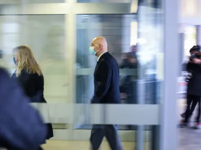 Robert Javeršek je tesni sodelavec generalnega direktorja policije Antona Olaja. Ta ga je v vodstvo policije pripeljal iz Novega mesta.&nbsp;