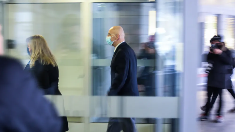 Robert Javeršek je tesni sodelavec generalnega direktorja policije Antona Olaja. Ta ga je v vodstvo policije pripeljal iz Novega mesta.&nbsp;