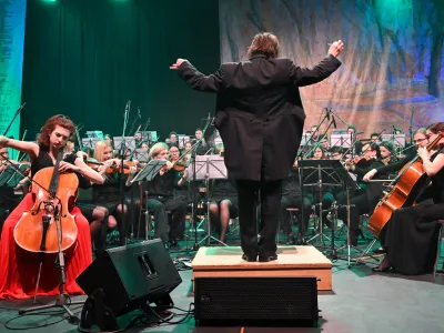 90-članski simfonični orkester Glasbene šole Marjana Kozine velja za enega pomembnejših amaterskih sestavov te vrste v Sloveniji. F Robert Kokol, arhiv Mestne občine Novo mesto 
