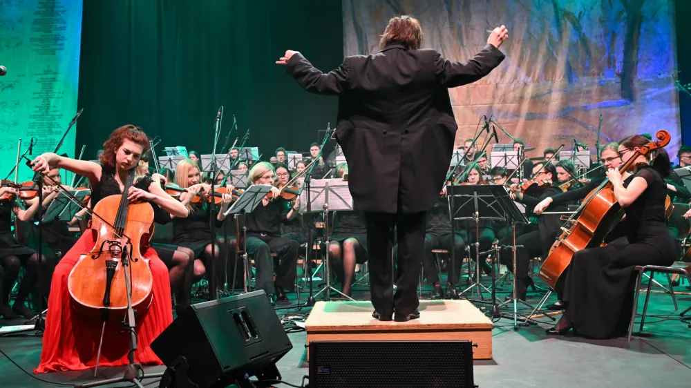 90-članski simfonični orkester Glasbene šole Marjana Kozine velja za enega pomembnejših amaterskih sestavov te vrste v Sloveniji. F Robert Kokol, arhiv Mestne občine Novo mesto 